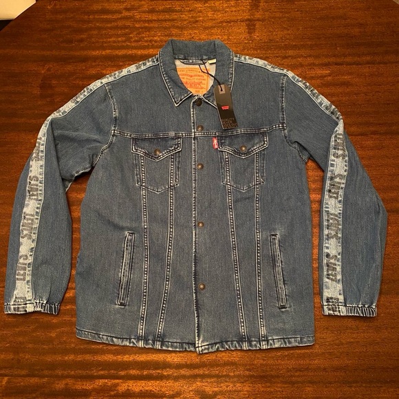 Brand NWT Levi’s Denim Jacket with Logo Print - Picture 1 of 4